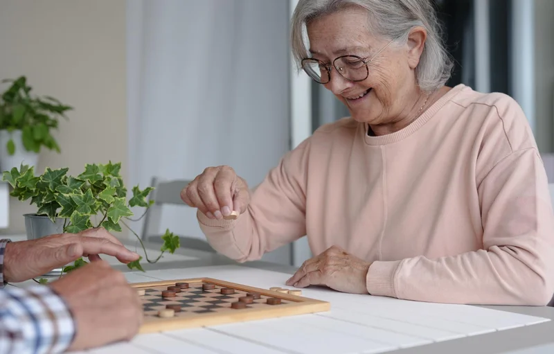 пожилые люди старше 80 лет играют в шашки